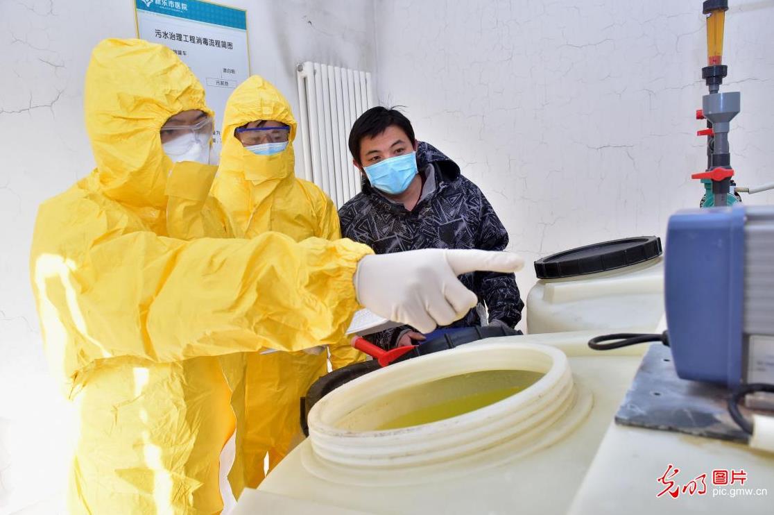 2020年2月8日，河北省石家莊市生態(tài)環(huán)境局新樂市分局環(huán)境綜合執(zhí)法大隊人員在醫(yī)院查看污水處理設(shè)備運行情況。
