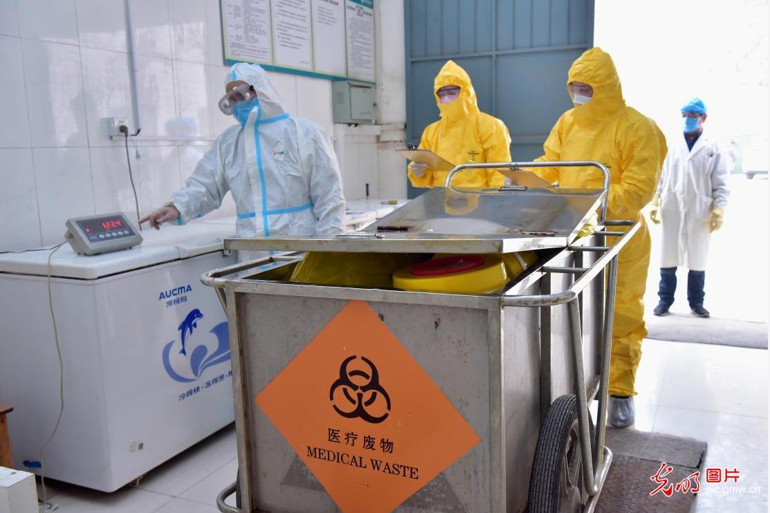 2020年2月8日，河北省石家莊市生態(tài)環(huán)境局新樂市分局環(huán)境綜合執(zhí)法大隊人員（黃色）在醫(yī)院醫(yī)療廢物存儲間檢查。